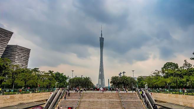 广州最繁华的地方——花城广场，可眺望广州塔，欣赏音乐喷泉