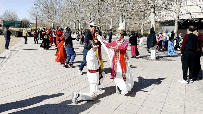 天津银河公园新疆舞艺术团曼玉老师与师哥舞友麦舞蹈欢歌热舞散跳